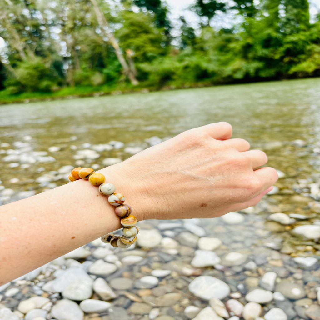 Heilstein-Armband aus 6 mm Abendrot-Jaspis Kugeln, 15 cm lang, energetisiert mit REIKI-Energie; spiritueller Schmuck für Erdung, emotionale Ausgeglichenheit, innere Stabilität und Durchhaltevermögen. Jedes Armband ist ein Unikat mit individuellen Steinmustern und spiritueller Aufladung.