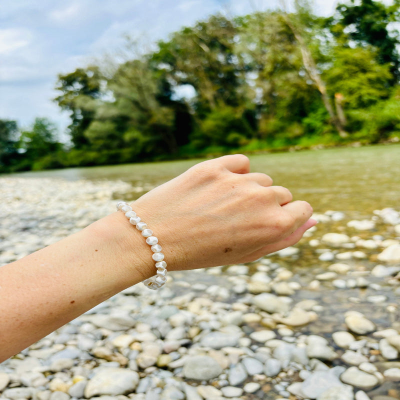 Elastisches Armband aus facettierten Achat-Kugeln (6 mm, 15 cm), energetisiert mit REIKI-Energie; fördert Erdverbundenheit, innere Stärke, Schutz und Harmonie. Jedes Armband ist ein Unikat durch individuelle Steinmuster und spirituelle Aufladung.