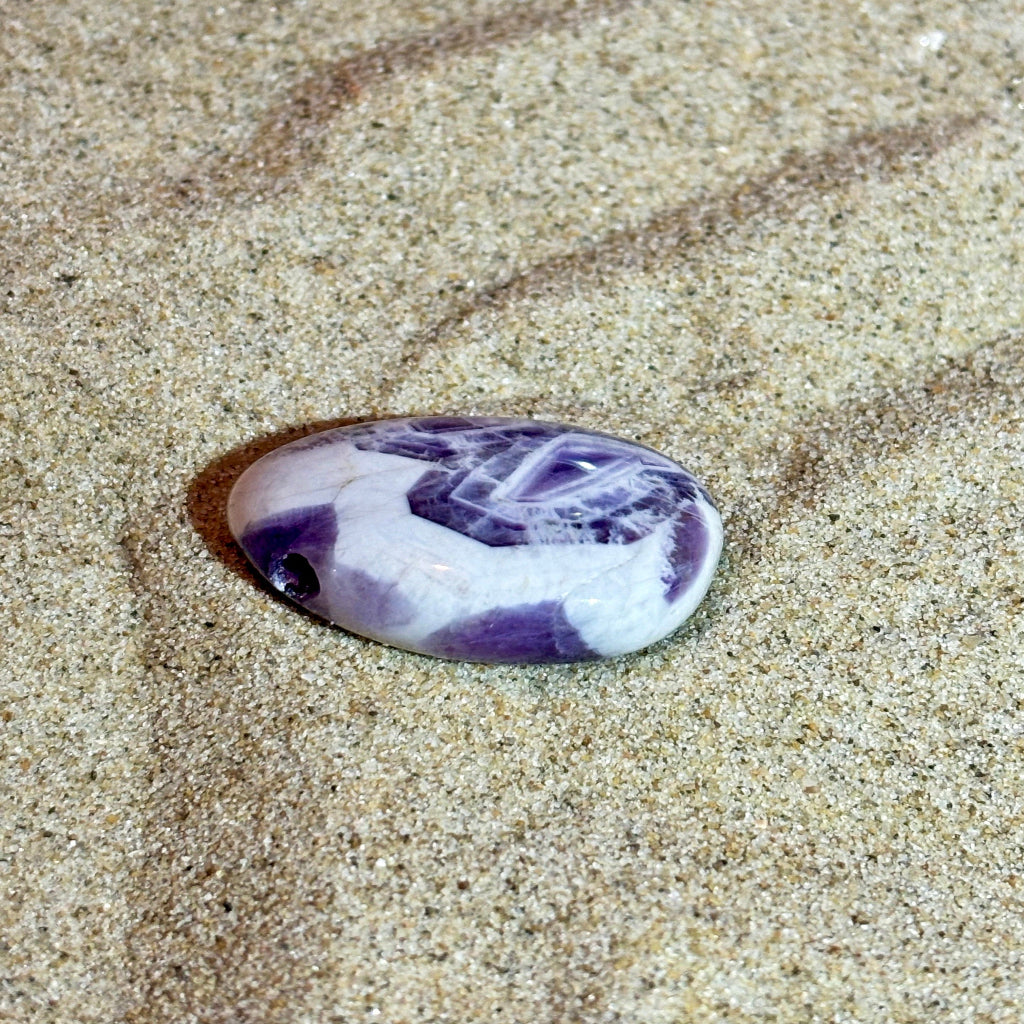 Heilstein-Anhänger aus gebohrtem Amethyst (2,2–3,0 cm), energetisiert mit REIKI-Energie; spiritueller Schmuck zur Förderung von innerer Ruhe, geistiger Klarheit, Intuition, spirituellem Wachstum und Stressabbau. Jeder Amethyst ist ein Unikat mit individueller Marmorierung und spiritueller Aufladung.