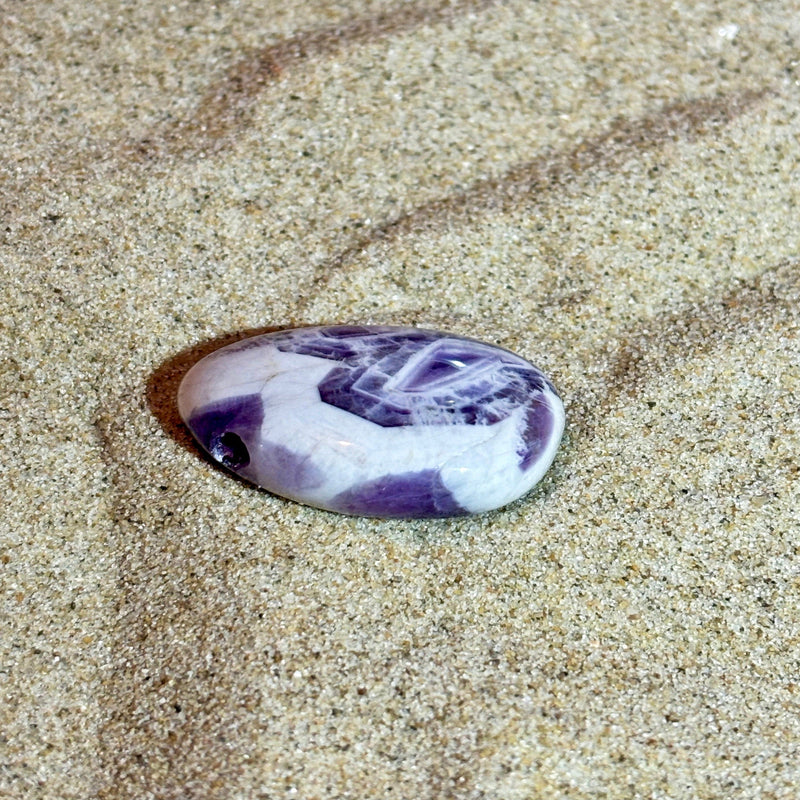 Heilstein-Anhänger aus gebohrtem Amethyst (2,2–3,0 cm), energetisiert mit REIKI-Energie; spiritueller Schmuck zur Förderung von innerer Ruhe, geistiger Klarheit, Intuition, spirituellem Wachstum und Stressabbau. Jeder Amethyst ist ein Unikat mit individueller Marmorierung und spiritueller Aufladung.