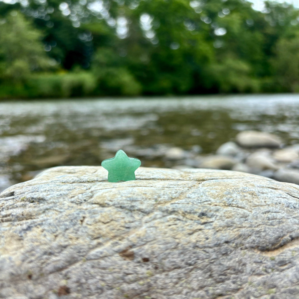 Gebohrter Aventurin Stern (1,5 cm), energetisiert mit REIKI-Energie; fördert innere Balance, Herzöffnung, Kreativität und emotionale Heilung. Jeder Stern ist ein Unikat durch individuelle Steinstruktur und spirituelle Aufladung.