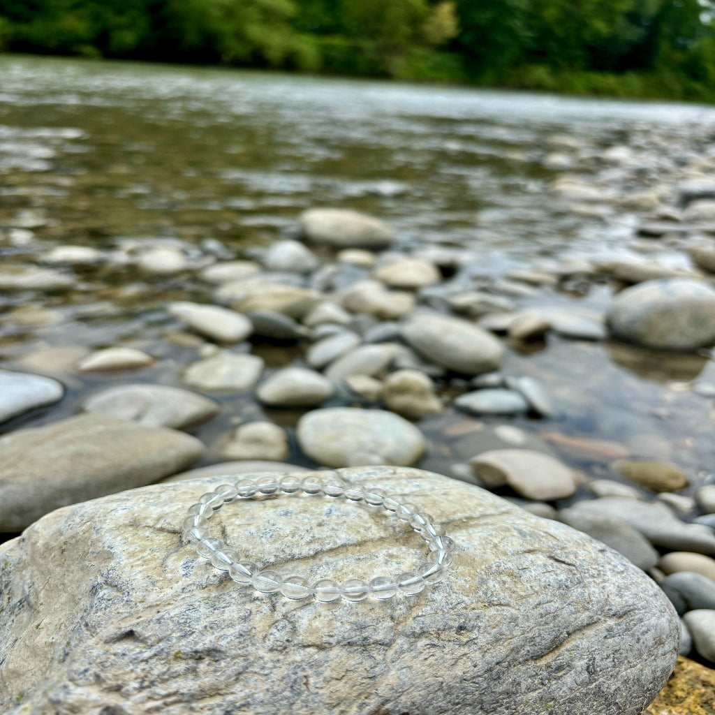 Heilstein-Armband aus 6 mm Bergkristall-Kugeln, 15 cm lang, energetisiert mit REIKI-Energie; spiritueller Schmuck zur Förderung von geistiger Klarheit, Harmonie, Meditation und spirituellem Wachstum. Jeder Bergkristall ist ein Unikat mit individueller Struktur und spiritueller Aufladung.