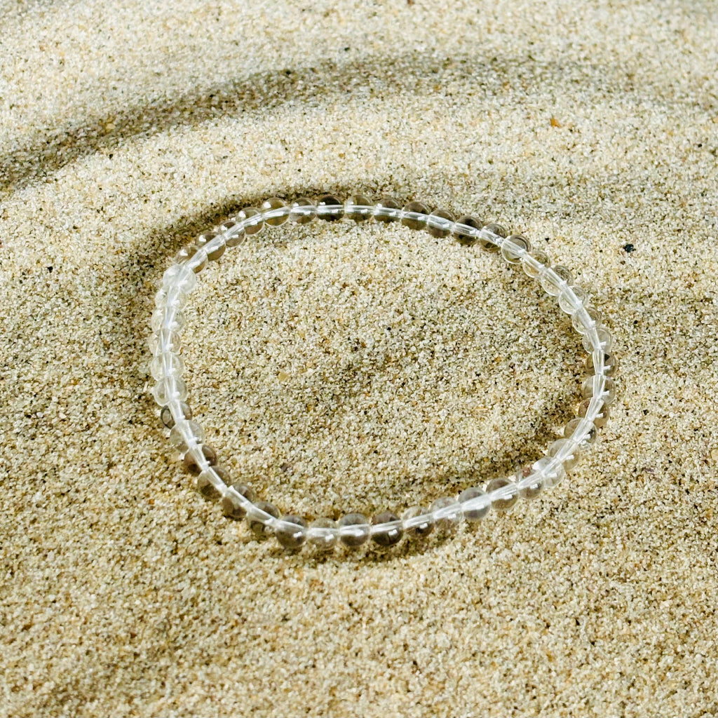 Armband aus hochwertigem Bergkristall (5–6 cm), energetisiert mit REIKI-Energie; spiritueller Schmuck und Heilstein zur Förderung von geistiger Klarheit, Harmonie, spirituellem Wachstum und Schutz. Jeder Engel ist ein Unikat mit individueller Kristallstruktur und spiritueller Aufladung.