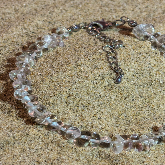 Du erhältst hier ein Armband mit hochwertigen Bergkristall-Nuggets in der Größe von ca. 6 mm und einer Länge von 18 cm und mit REIKI-Energie geflutet (Bitte berücksichtige, dass kein Stein dem anderen gleicht und das Bild von deiner Lieferung abweichen kann).

Jedes unserer Produkte wird durch eine REIKI-Großmeisterin in einer Zeremonie (ca. 30 Minuten) mit REIKI-Energie geflutet und mit den gewünschten individuellen Heilaufträgen aufgeladen. So wird die ureigene Kraft des Steines maximal potenziert und spe