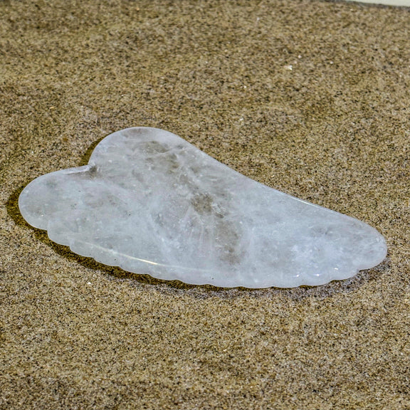 GUA SHA aus hochwertigem Bergkristall (ca. 9 x 6 cm), energetisiert mit REIKI-Energie; spirituelles Wellness-Tool zur Förderung von geistiger Klarheit, Harmonie, Ausgeglichenheit und spirituellem Wachstum. Jeder GUA SHA ist ein Unikat mit individueller Kristallstruktur und spiritueller Aufladung. Ideal zur energetischen Unterstützung deiner Gesichtspflege-Routine.