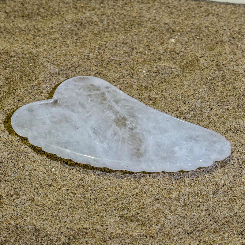 GUA SHA aus hochwertigem Bergkristall (ca. 9 x 6 cm), energetisiert mit REIKI-Energie; spirituelles Wellness-Tool zur Förderung von geistiger Klarheit, Harmonie, Ausgeglichenheit und spirituellem Wachstum. Jeder GUA SHA ist ein Unikat mit individueller Kristallstruktur und spiritueller Aufladung. Ideal zur energetischen Unterstützung deiner Gesichtspflege-Routine.