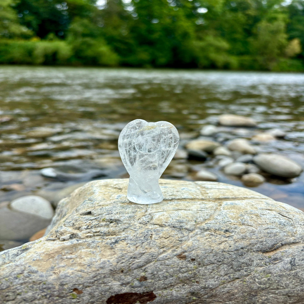 Schutzengel-Figur aus hochwertigem Bergkristall (5–6 cm), energetisiert mit REIKI-Energie; spiritueller Schmuck und Heilstein zur Förderung von geistiger Klarheit, Harmonie, spirituellem Wachstum und Schutz. Jeder Engel ist ein Unikat mit individueller Kristallstruktur und spiritueller Aufladung.