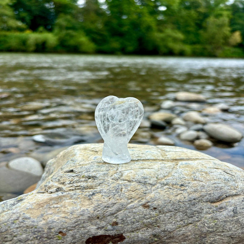 Schutzengel-Figur aus hochwertigem Bergkristall (5–6 cm), energetisiert mit REIKI-Energie; spiritueller Schmuck und Heilstein zur Förderung von geistiger Klarheit, Harmonie, spirituellem Wachstum und Schutz. Jeder Engel ist ein Unikat mit individueller Kristallstruktur und spiritueller Aufladung.