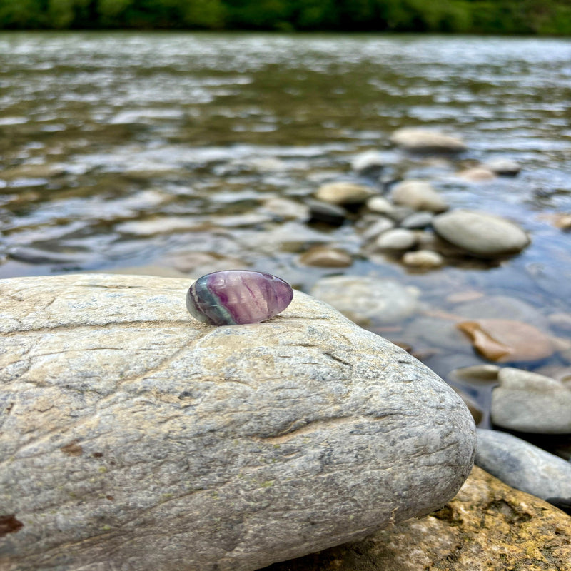 Heilstein-Anhänger aus gebohrtem Fluorit (2,5–3 cm), energetisiert mit REIKI-Energie; spiritueller Schmuck zur Förderung von geistiger Klarheit, Lernfähigkeit, Kreativität und innerer Ordnung. Jeder Fluorit ist ein Unikat mit individuellem Farbverlauf und spiritueller Aufladung.