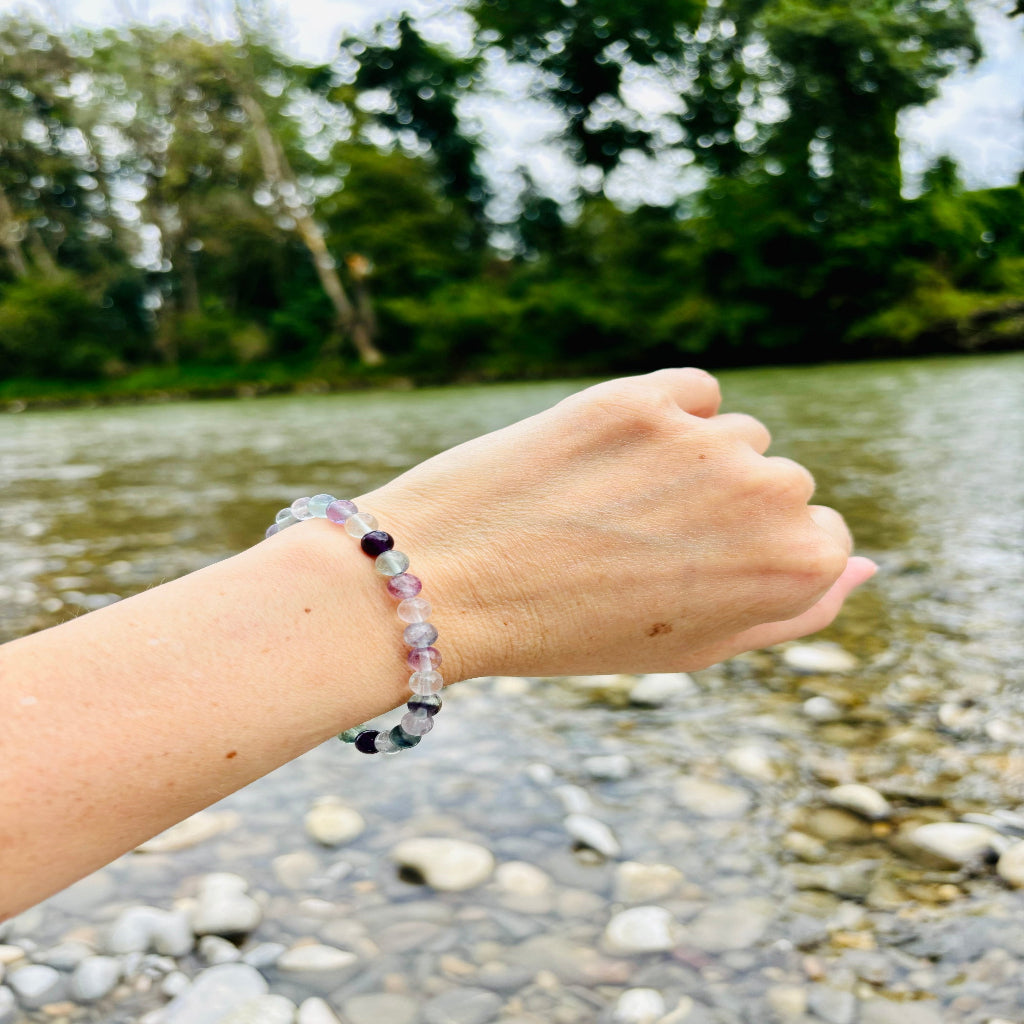 Heilstein-Armband aus 6 mm Fluorit-Kugeln, 15 cm lang, energetisiert mit REIKI-Energie; spiritueller Schmuck zur Förderung von Klarheit, Konzentration, geistigem Gleichgewicht und schnellem Lernen. Jeder Fluorit ist ein Unikat mit individuellem Farbverlauf und spiritueller Aufladung