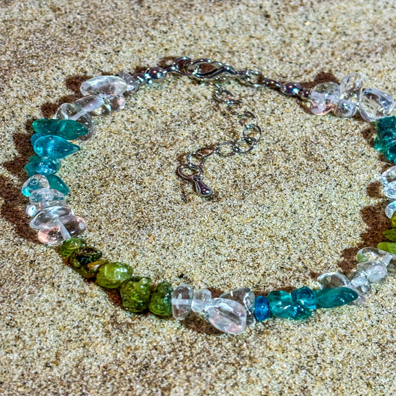 Heilstein-Armband mit hochwertigen Flusskieseln aus Apatit, Peridot und Bergkristall (ca. 18 cm lang), energetisiert mit REIKI-Energie; spiritueller Schmuck zur Förderung von Klarheit, Selbstausdruck, Wachstum, Harmonie und spirituellem Bewusstsein. Jedes Armband ist ein Unikat mit individueller Steinstruktur und spiritueller Aufladung.