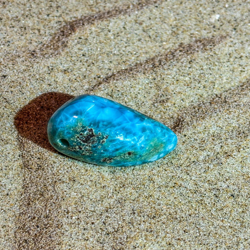 Heilstein-Anhänger aus gebohrtem Larimar (2,5–3,0 cm), energetisiert mit REIKI-Energie; spiritueller Schmuck zur Förderung von geistiger Klarheit, innerer Wahrheit, Selbstermächtigung und Schutz vor negativen Energien. Jeder Larimar ist ein Unikat mit individueller Farbgebung und spiritueller Aufladung.