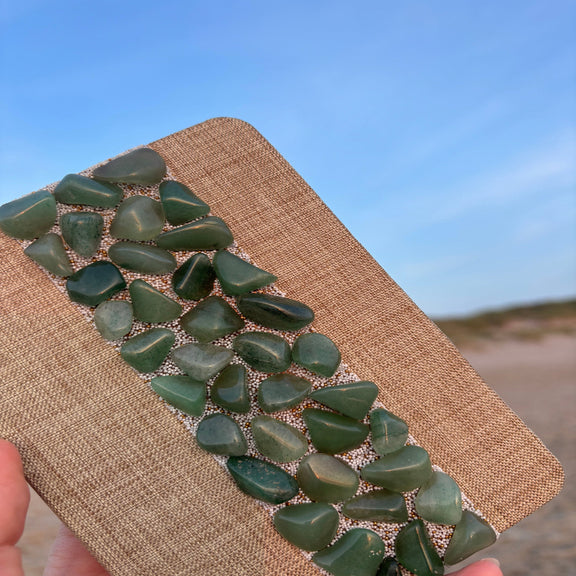 Liniertes Notizbuch mit echten Aventurin-Steinen, energetisiert mit REIKI-Energie; fördert Intuition, Schutz, Klarheit und Selbstvertrauen. Jedes Notizbuch ist einzigartig durch individuelle Steinmuster und spirituelle Aufladung.