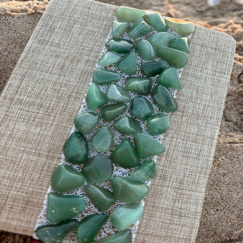 Liniertes Notizbuch mit echten Aventurin-Steinen, energetisiert mit REIKI-Energie; fördert Intuition, Schutz, Klarheit und Selbstvertrauen. Jedes Notizbuch ist einzigartig durch individuelle Steinmuster und spirituelle Aufladung.