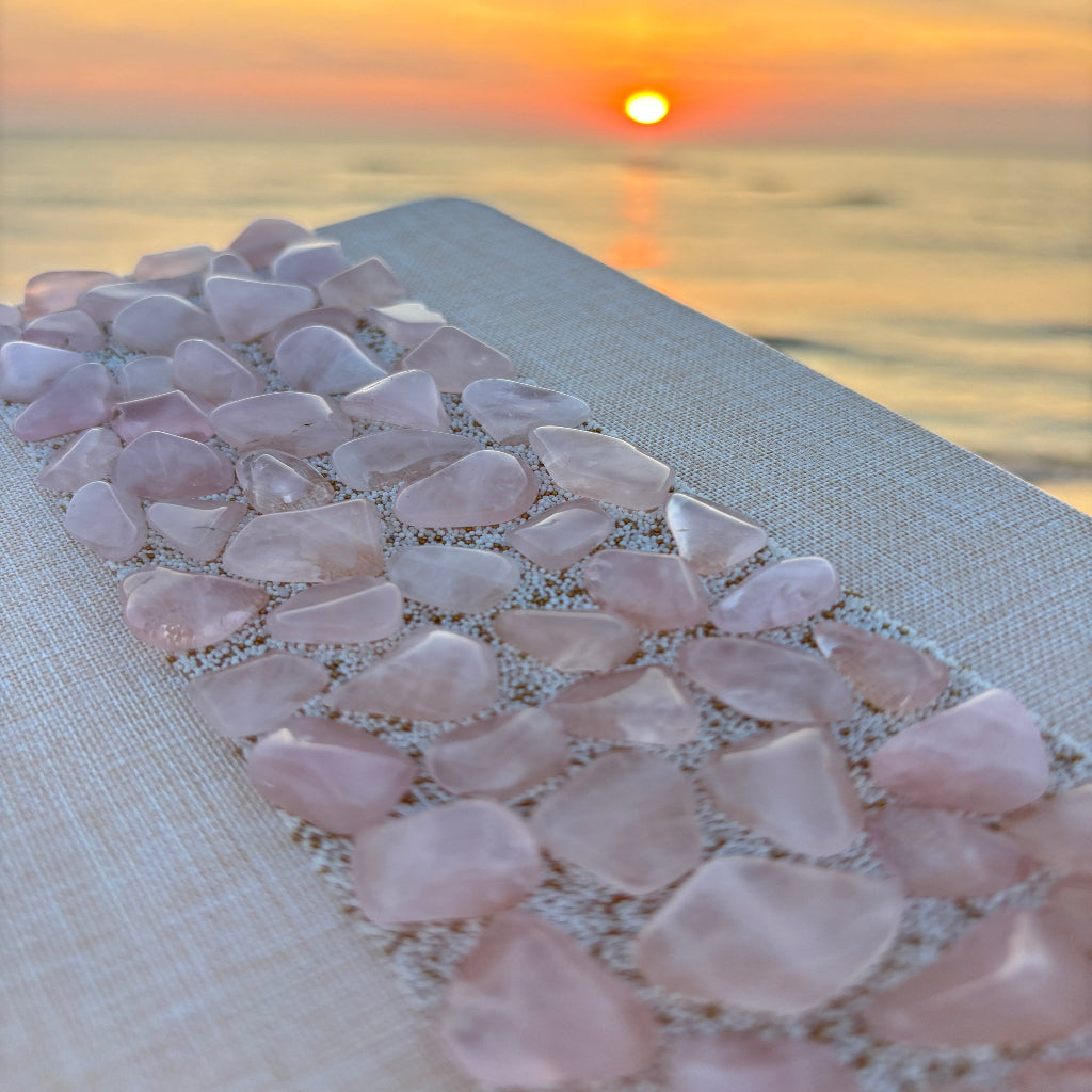 Liniertes Notizbuch (14 x 10 cm) mit echten Rosenquarz-Steinen, energetisiert mit REIKI-Energie; fördert Intuition, Schutz, Klarheit und Selbstvertrauen. Jedes Notizbuch ist einzigartig durch individuelle Steinmuster und spirituelle Aufladung.