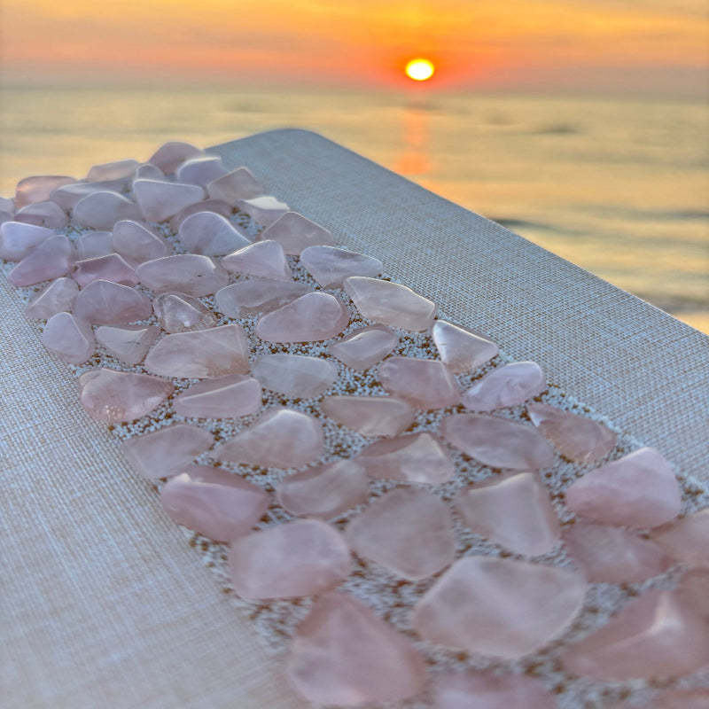 Liniertes Notizbuch (14 x 10 cm) mit echten Rosenquarz-Steinen, energetisiert mit REIKI-Energie; fördert Intuition, Schutz, Klarheit und Selbstvertrauen. Jedes Notizbuch ist einzigartig durch individuelle Steinmuster und spirituelle Aufladung.