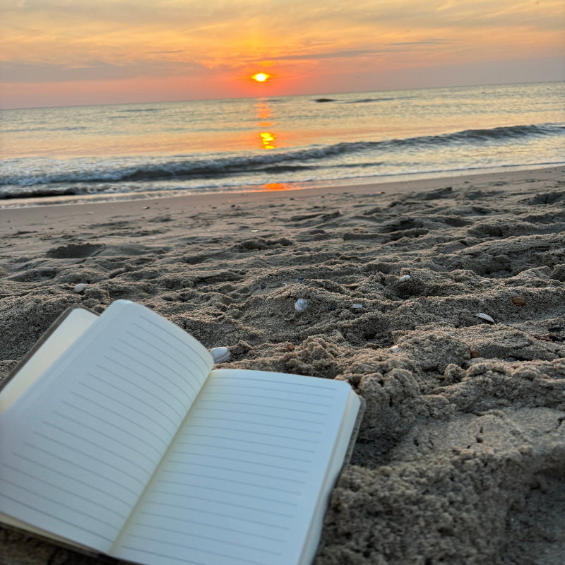 Liniertes Notizbuch (14 x 10 cm) mit echten Tigerauge-Steinen, energetisiert mit REIKI-Energie; fördert Intuition, Schutz, Klarheit und Selbstvertrauen. Jedes Notizbuch ist einzigartig durch individuelle Steinmuster und spirituelle Aufladung.