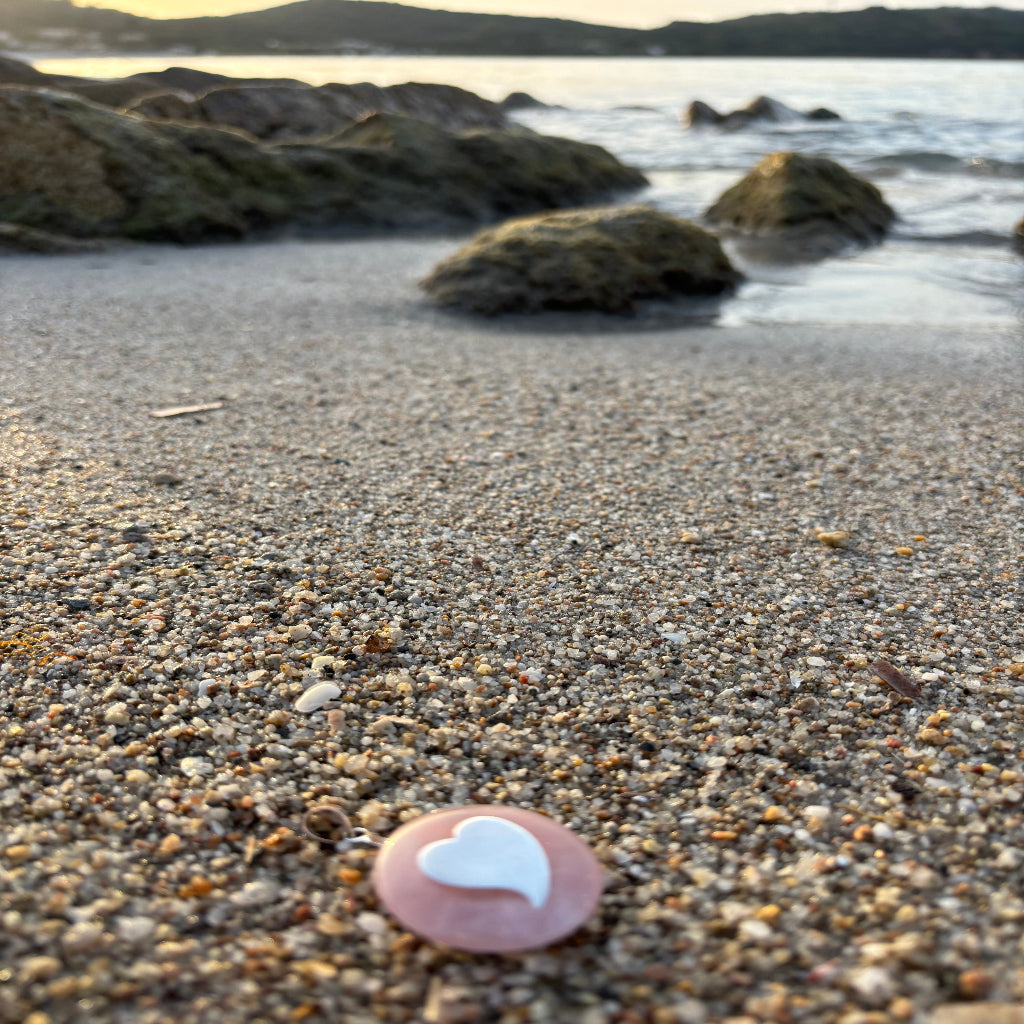 Heilstein-Anhänger aus Rosenquarz-Donut (3 cm Durchmesser) auf Silber-Herz-Anhänger (925), energetisiert mit REIKI-Energie; spiritueller Schmuck zur Herzöffnung, Förderung von Liebe, Selbstliebe, emotionaler Heilung und Trost. Jeder Rosenquarz ist ein Unikat mit individueller Struktur und spiritueller Aufladung.