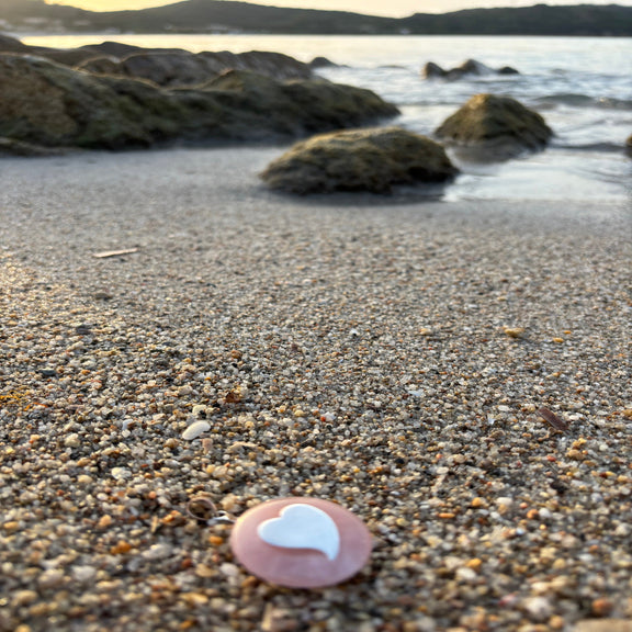 Heilstein-Anhänger aus Rosenquarz-Donut (3 cm Durchmesser) auf Silber-Herz-Anhänger (925), energetisiert mit REIKI-Energie; spiritueller Schmuck zur Herzöffnung, Förderung von Liebe, Selbstliebe, emotionaler Heilung und Trost. Jeder Rosenquarz ist ein Unikat mit individueller Struktur und spiritueller Aufladung.