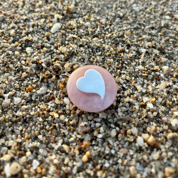 Heilstein-Anhänger aus Rosenquarz-Donut (3 cm Durchmesser) auf Silber-Herz-Anhänger (925), energetisiert mit REIKI-Energie; spiritueller Schmuck zur Herzöffnung, Förderung von Liebe, Selbstliebe, emotionaler Heilung und Trost. Jeder Rosenquarz ist ein Unikat mit individueller Struktur und spiritueller Aufladung.