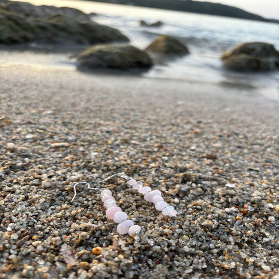 Silber-Ohrringe (925) mit Rosenquarz-Nuggets (2,0–3,0 cm lang), energetisiert mit REIKI-Energie; spiritueller Schmuck zur Herzöffnung, Förderung von Liebe, Selbstliebe, emotionaler Heilung und Trost. Jedes Paar ist ein Unikat mit individueller Steinstruktur und spiritueller Aufladung.