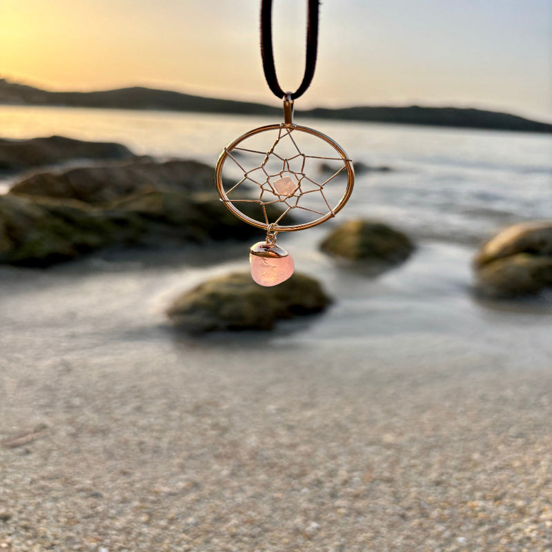 Rosenquarz-Traumfänger (3,5 cm Durchmesser), energetisiert mit REIKI-Energie; spiritueller Schmuck zur Herzöffnung, Förderung von Liebe, Selbstliebe, emotionaler Heilung und Trost. Jeder Traumfänger ist ein Unikat mit individueller Rosenquarz-Struktur und spiritueller Aufladung.