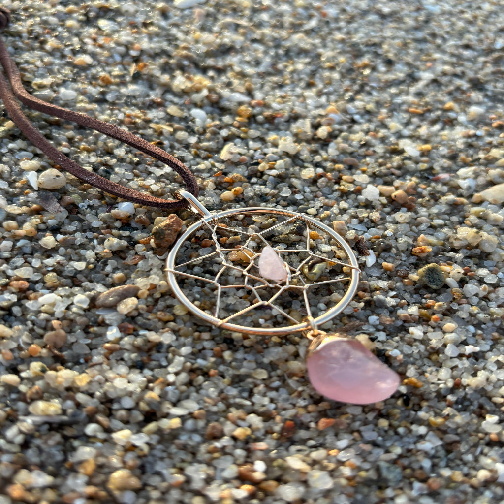 Rosenquarz-Traumfänger (3,5 cm Durchmesser), energetisiert mit REIKI-Energie; spiritueller Schmuck zur Herzöffnung, Förderung von Liebe, Selbstliebe, emotionaler Heilung und Trost. Jeder Traumfänger ist ein Unikat mit individueller Rosenquarz-Struktur und spiritueller Aufladung.