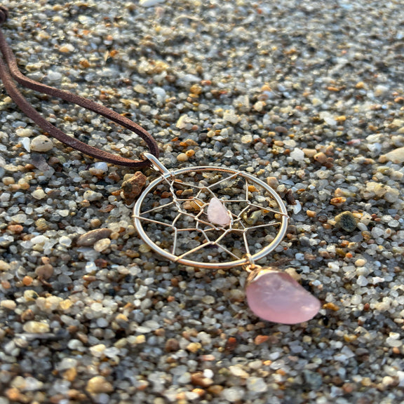 Rosenquarz-Traumfänger (3,5 cm Durchmesser), energetisiert mit REIKI-Energie; spiritueller Schmuck zur Herzöffnung, Förderung von Liebe, Selbstliebe, emotionaler Heilung und Trost. Jeder Traumfänger ist ein Unikat mit individueller Rosenquarz-Struktur und spiritueller Aufladung.