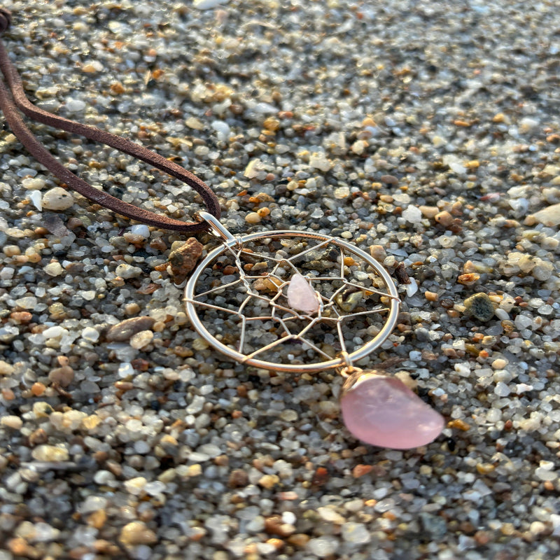 Rosenquarz-Traumfänger (3,5 cm Durchmesser), energetisiert mit REIKI-Energie; spiritueller Schmuck zur Herzöffnung, Förderung von Liebe, Selbstliebe, emotionaler Heilung und Trost. Jeder Traumfänger ist ein Unikat mit individueller Rosenquarz-Struktur und spiritueller Aufladung.