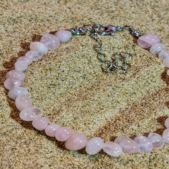 Heilstein-Anhänger aus gebohrtem Amethyst (2,2–3,0 cm), energetisiert mit REIKI-Energie; spiritueller Schmuck zur Förderung von innerer Ruhe, geistiger Klarheit, Intuition, spirituellem Wachstum und Stressabbau. Jeder Amethyst ist ein Unikat mit individueller Marmorierung und spiritueller Aufladung.