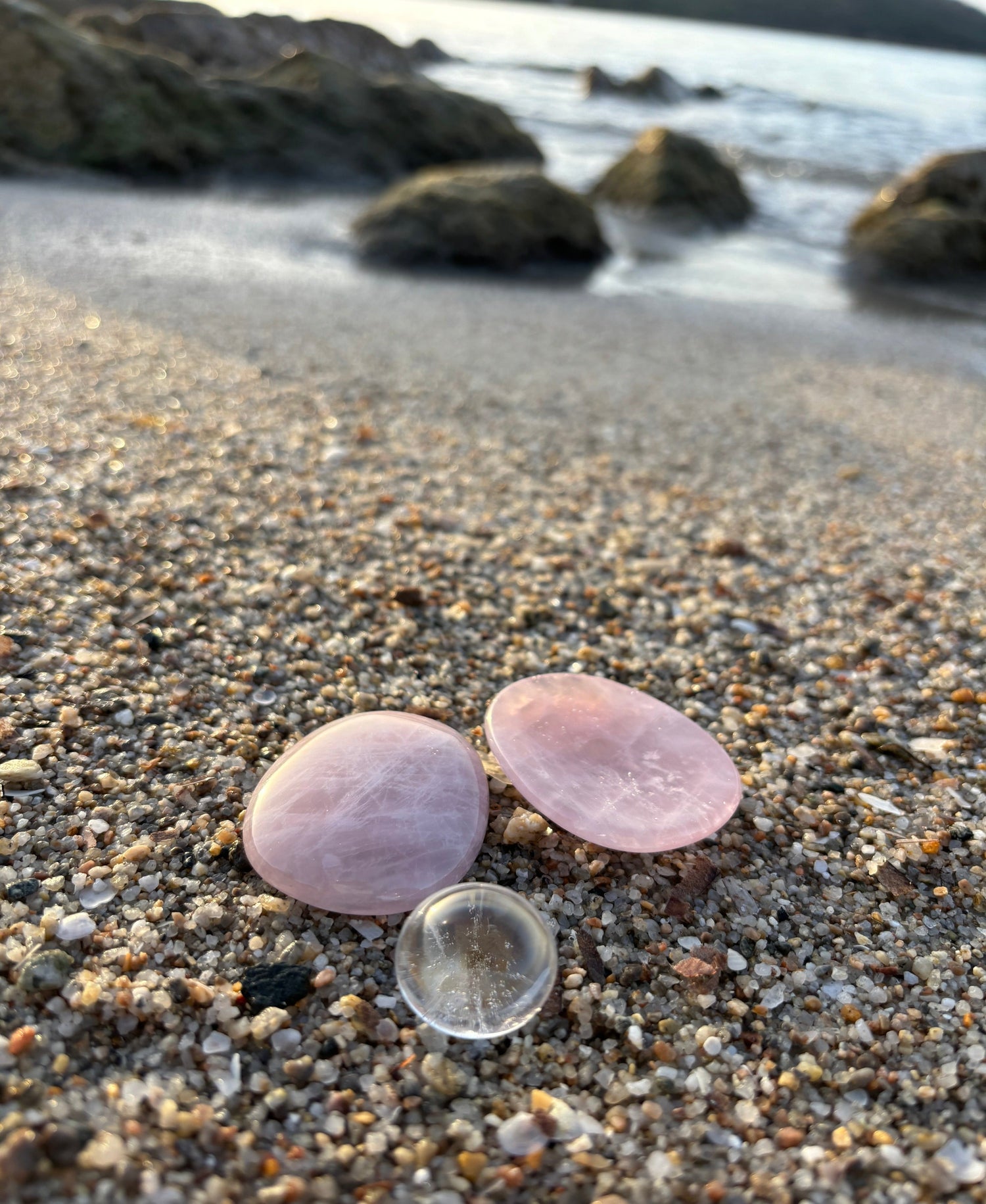 Set aus Rosenquarz-Augensteinen (ca. 5 x 3,7 cm) und Bergkristallkugel (ca. 2 cm Durchmesser), energetisiert mit REIKI-Energie; spirituelle Heilsteine zur Herzöffnung, Förderung von Liebe, Selbstliebe, emotionaler Heilung, geistiger Klarheit und Harmonie. Jedes Set ist ein Unikat mit individueller Steinstruktur und spiritueller Aufladung.