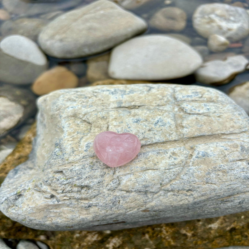 Heilstein-Anhänger in Herzform aus gebohrtem Rosenquarz mit Engelgravur (2,5 x 2,5 cm), energetisiert mit REIKI-Energie; spiritueller Schmuck zur Herzöffnung, Förderung von Liebe, Selbstliebe, emotionaler Heilung und Trost. Jeder Rosenquarz ist ein Unikat mit individueller Gravur und spiritueller Aufladung.