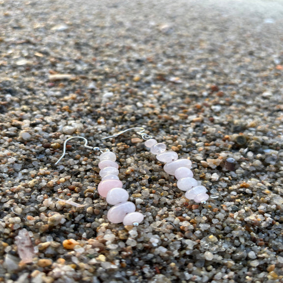 Silber-Ohrringe (925) mit Rosenquarz-Nuggets (2,0–3,0 cm lang), energetisiert mit REIKI-Energie; spiritueller Schmuck zur Herzöffnung, Förderung von Liebe, Selbstliebe, emotionaler Heilung und Trost. Jedes Paar ist ein Unikat mit individueller Steinstruktur und spiritueller Aufladung.