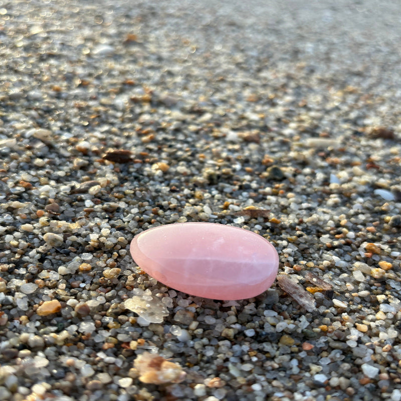 Heilstein-Anhänger aus gebohrtem Rosenquarz (2,5–3,0 cm), energetisiert mit REIKI-Energie; spiritueller Schmuck zur Herzöffnung, Förderung von Liebe, Selbstliebe, emotionaler Heilung und Trost. Jeder Rosenquarz ist ein Unikat mit individueller Struktur und spiritueller Aufladung.