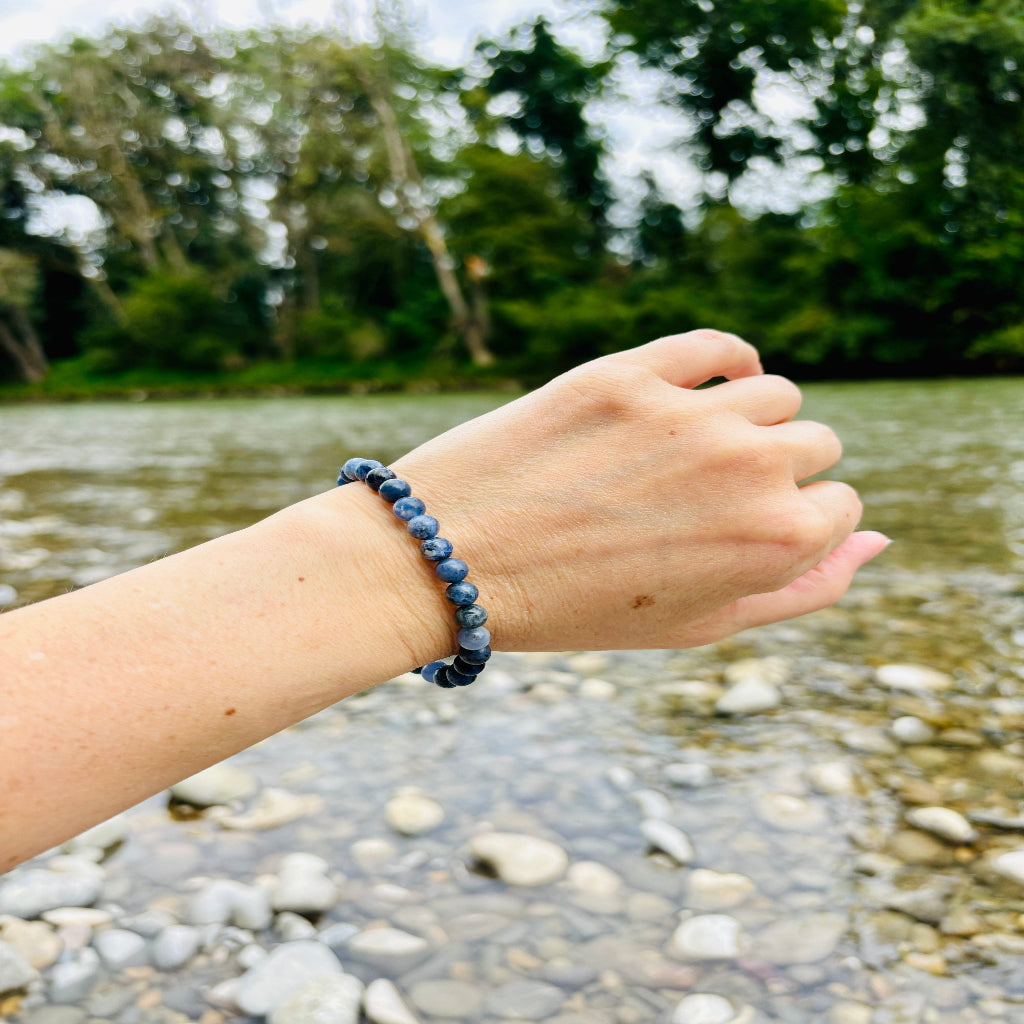 Heilstein-Armband aus 6 mm Sodalith-Kugeln, 15 cm lang, elastisch, energetisiert mit REIKI-Energie; spiritueller Schmuck zur Förderung von Klarheit, emotionaler Ausgeglichenheit, Selbstausdruck und Kommunikation. Jeder Sodalith ist ein Unikat mit individueller Maserung und spiritueller Aufladung.