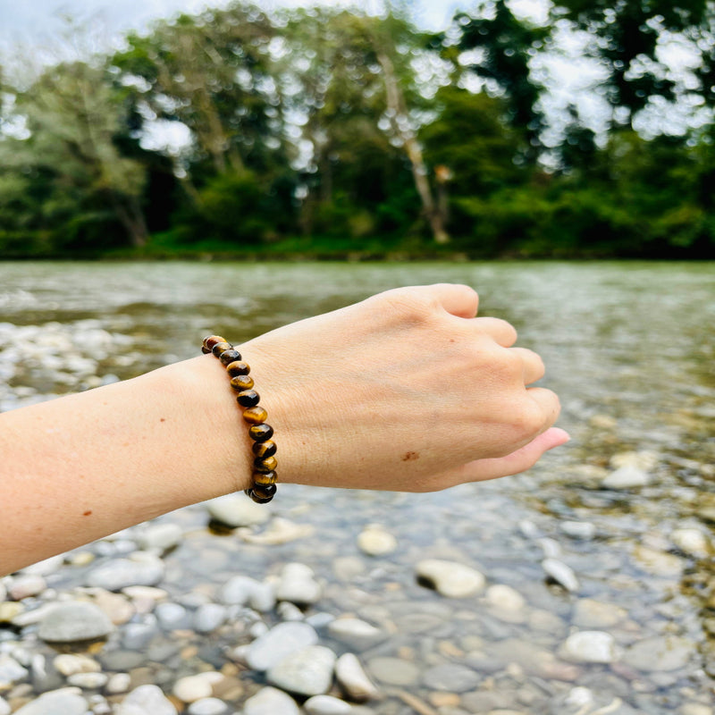 Hochwertiges Tigerauge-Armband mit 6 mm Kugeln, 15 cm lang, energetisiert mit REIKI-Energie; fördert Schutz, Selbstvertrauen, Intuition und innere Stärke. Jedes Armband ist ein Unikat durch individuelle Steinmuster und spirituelle Aufladung.