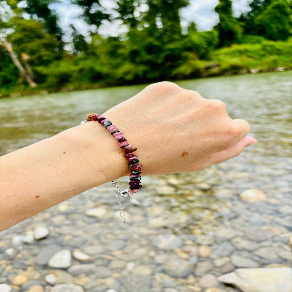 Hochwertiges Turmalin-Armband mit bunten Nuggets (0,8–1 cm) auf 925 Silberkettchen, 19 cm lang, energetisiert mit REIKI-Energie; fördert Klarheit, Harmonie, emotionale Heilung und Schutz. Jedes Armband ist einzigartig durch individuelle Steinfarben und spirituelle Aufladung.