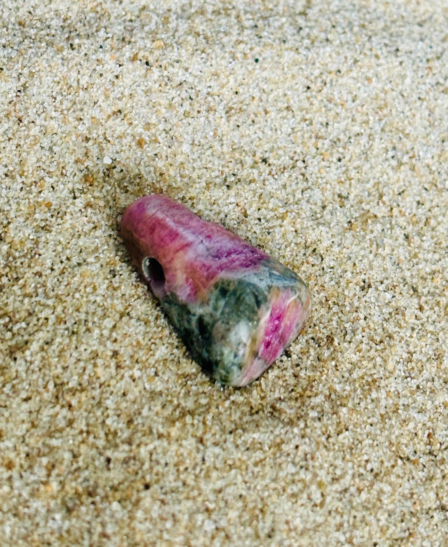 Heilstein-Anhänger aus gebohrtem Turmalin (0,8–1,2 cm), energetisiert mit REIKI-Energie; spiritueller Schmuck zur Förderung von Klarheit, Harmonie, emotionaler Heilung und Schutz. Jeder Turmalin ist ein Unikat mit individueller Farbgebung und spiritueller Aufladung.