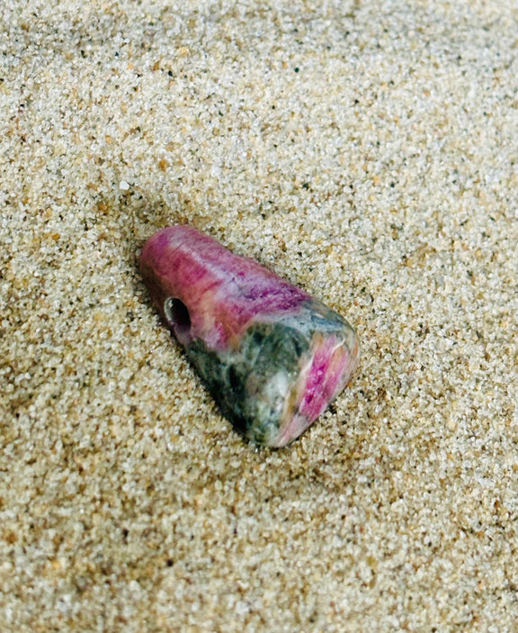 Heilstein-Anhänger aus gebohrtem Turmalin (0,8–1,2 cm), energetisiert mit REIKI-Energie; spiritueller Schmuck zur Förderung von Klarheit, Harmonie, emotionaler Heilung und Schutz. Jeder Turmalin ist ein Unikat mit individueller Farbgebung und spiritueller Aufladung.