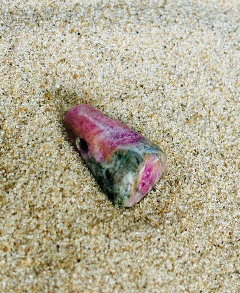 Heilstein-Anhänger aus gebohrtem Turmalin (0,8–1,2 cm), energetisiert mit REIKI-Energie; spiritueller Schmuck zur Förderung von Klarheit, Harmonie, emotionaler Heilung und Schutz. Jeder Turmalin ist ein Unikat mit individueller Farbgebung und spiritueller Aufladung.